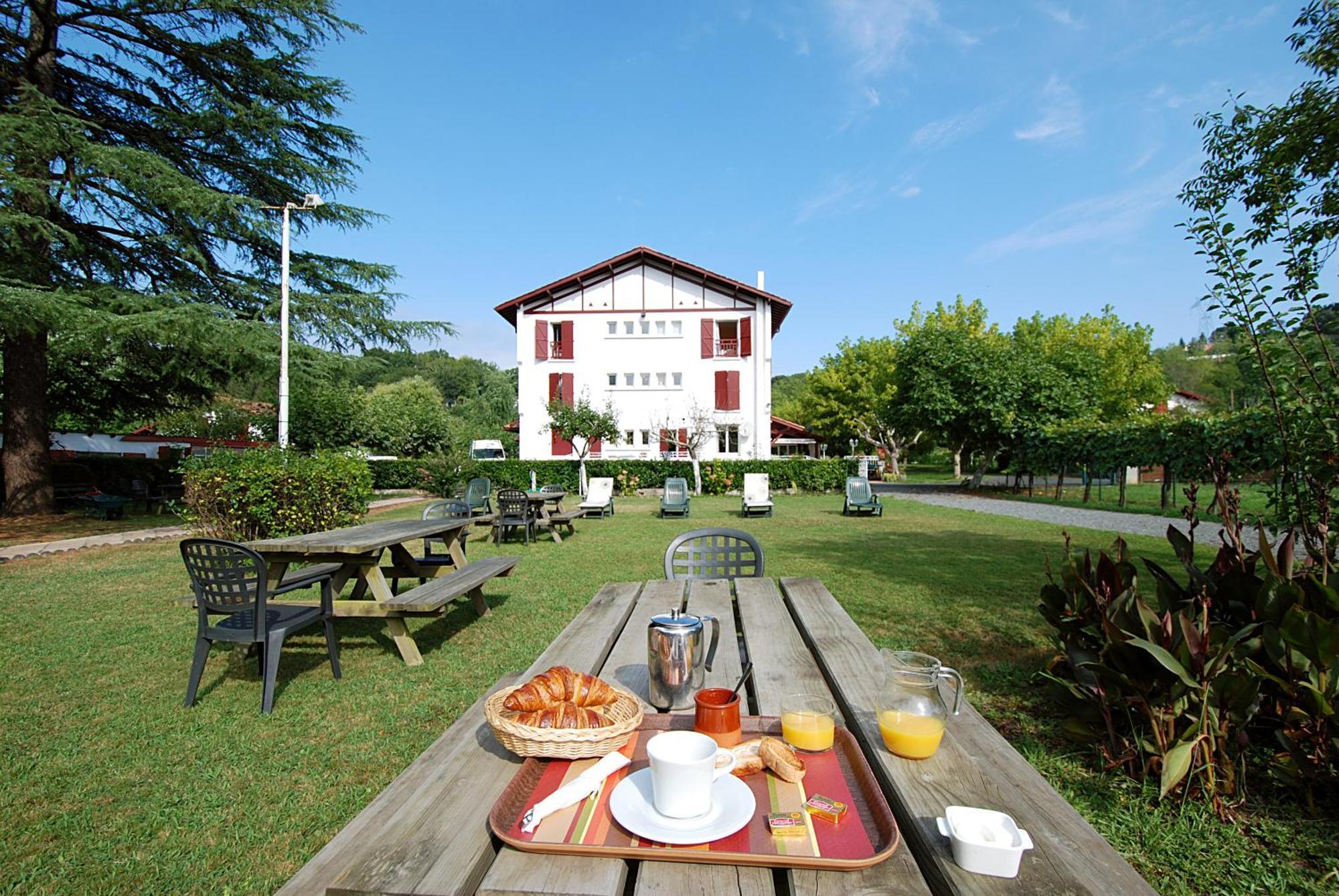 Hotel Pyrenees Atlantique Saint-Pée-sur-Nivelle Exteriör bild